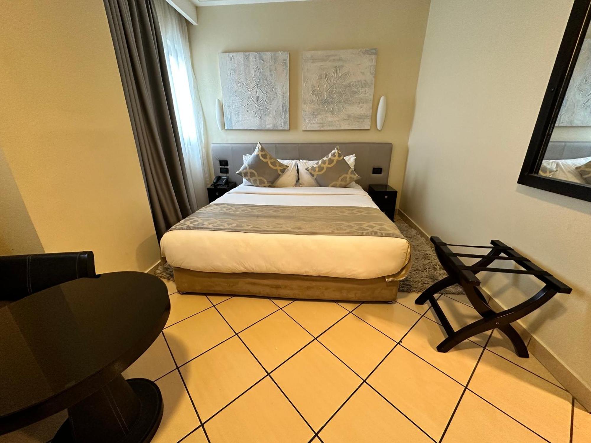 Oak Plaza Hotels East Airport Accra Bagian luar foto