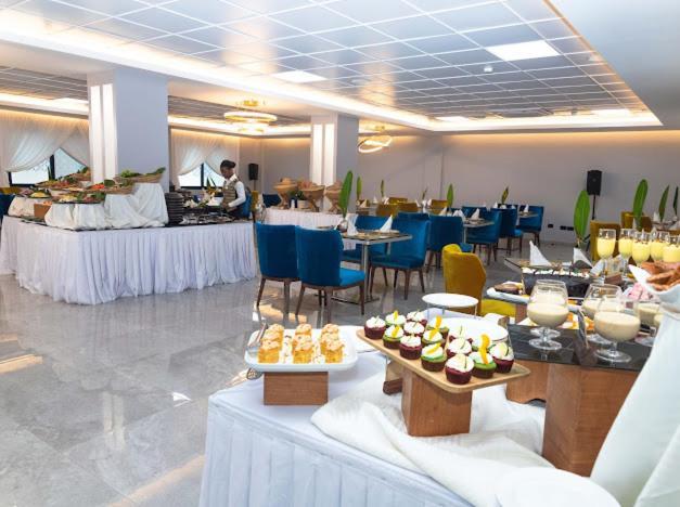 Oak Plaza Hotels East Airport Accra Bagian luar foto