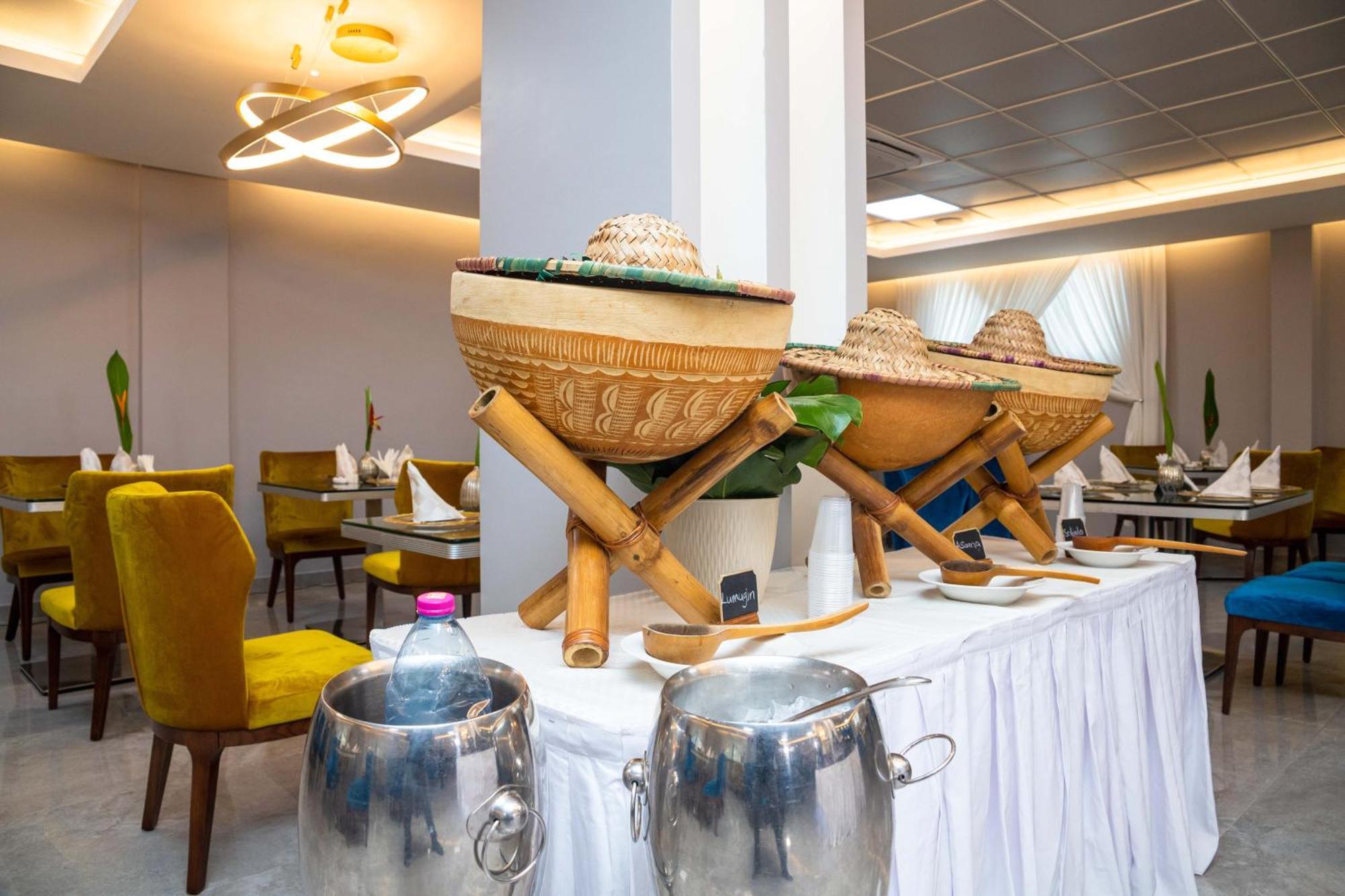 Oak Plaza Hotels East Airport Accra Bagian luar foto