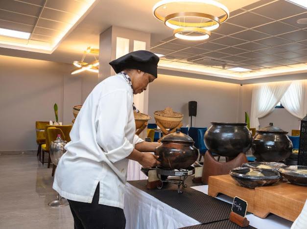 Oak Plaza Hotels East Airport Accra Bagian luar foto