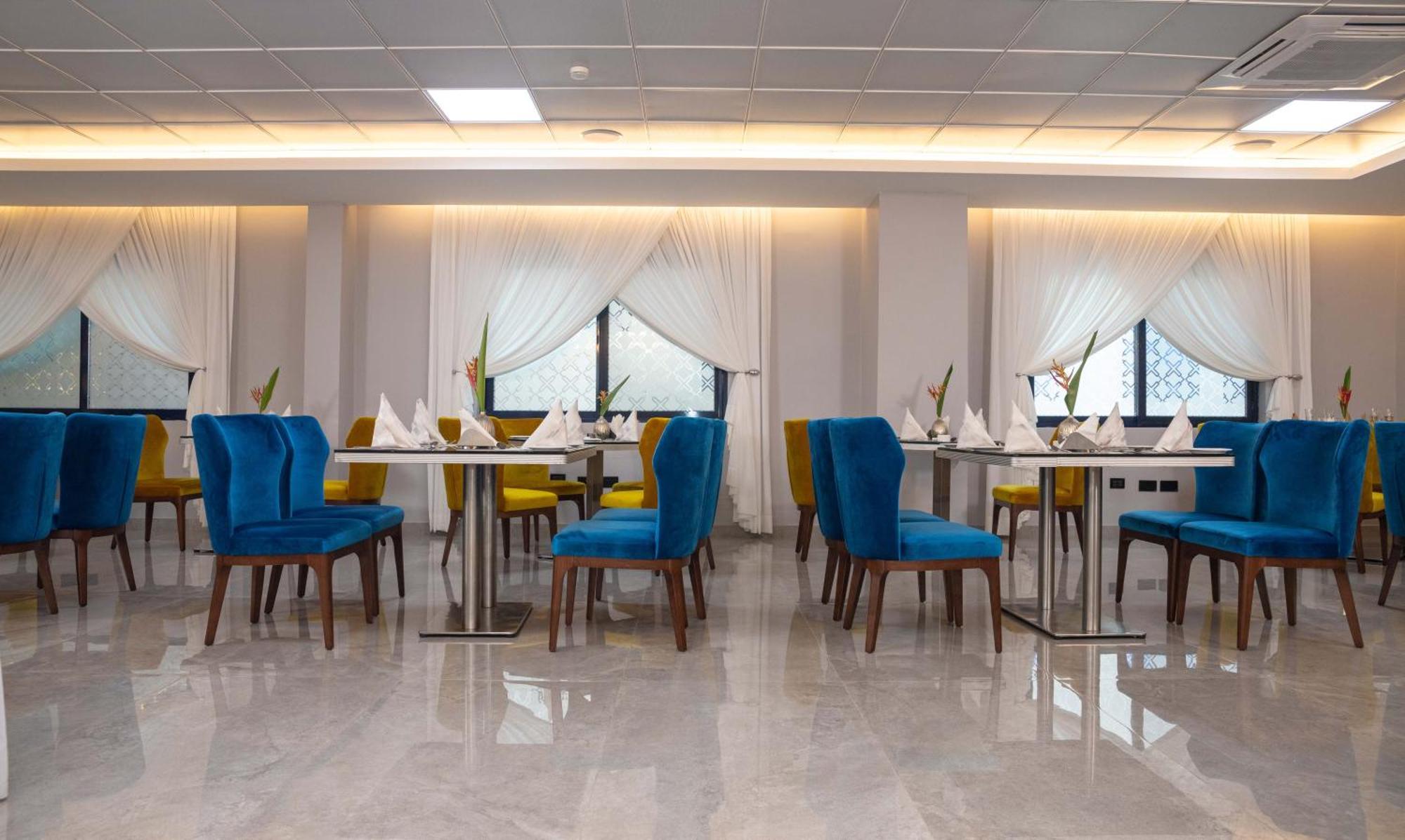 Oak Plaza Hotels East Airport Accra Bagian luar foto